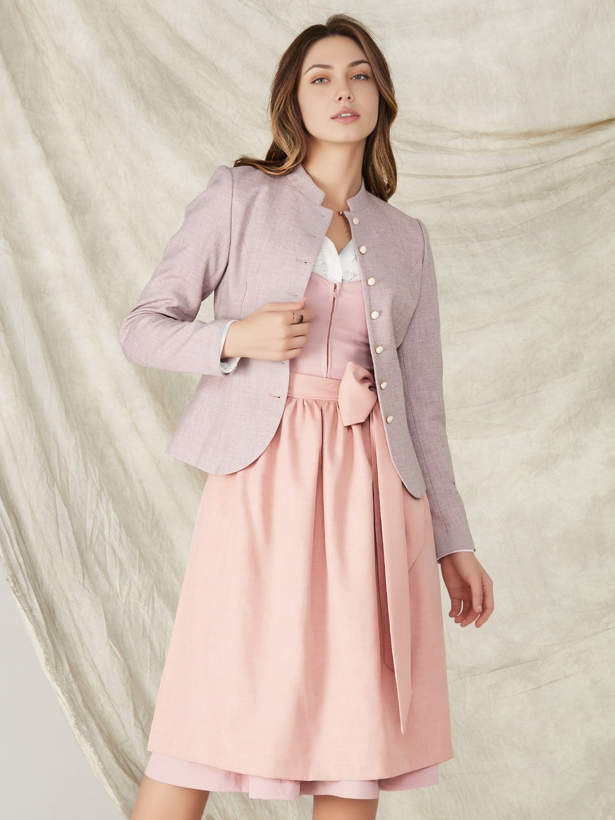 Elegantes lila Dirndl mit modernem Schnitt