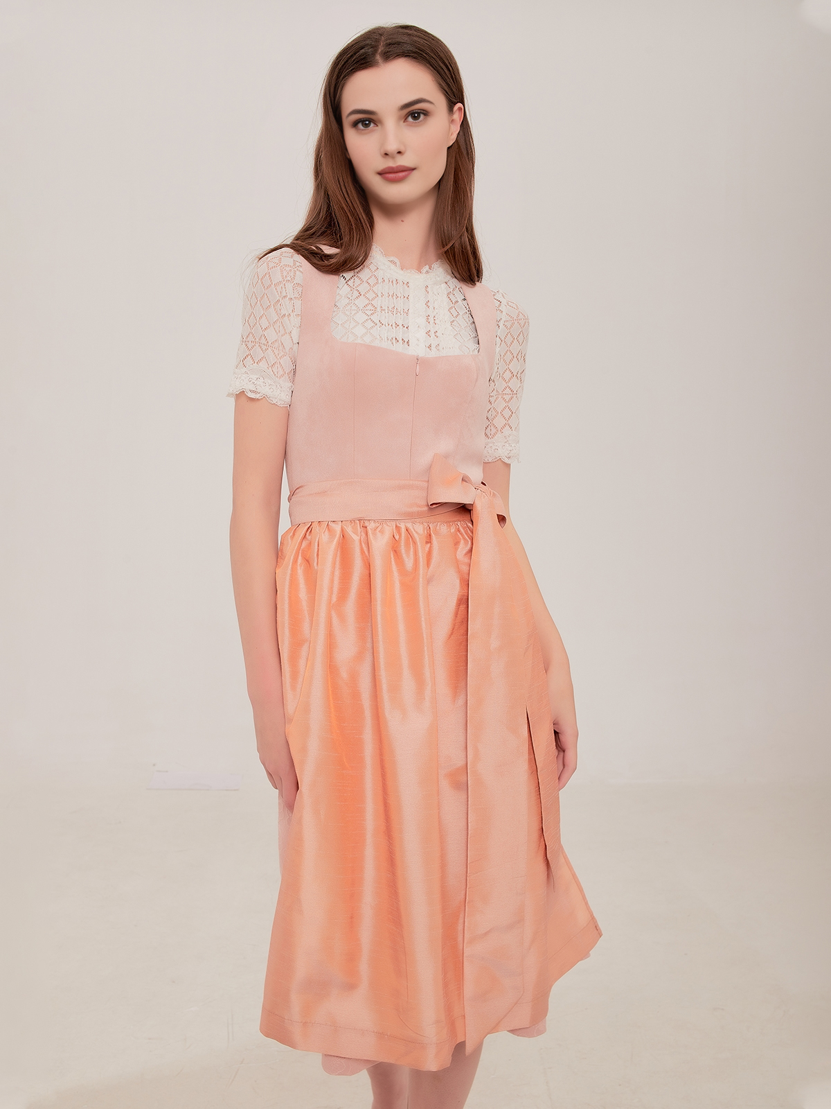Dirndl in Rosa mit Wildledee-Akzenten