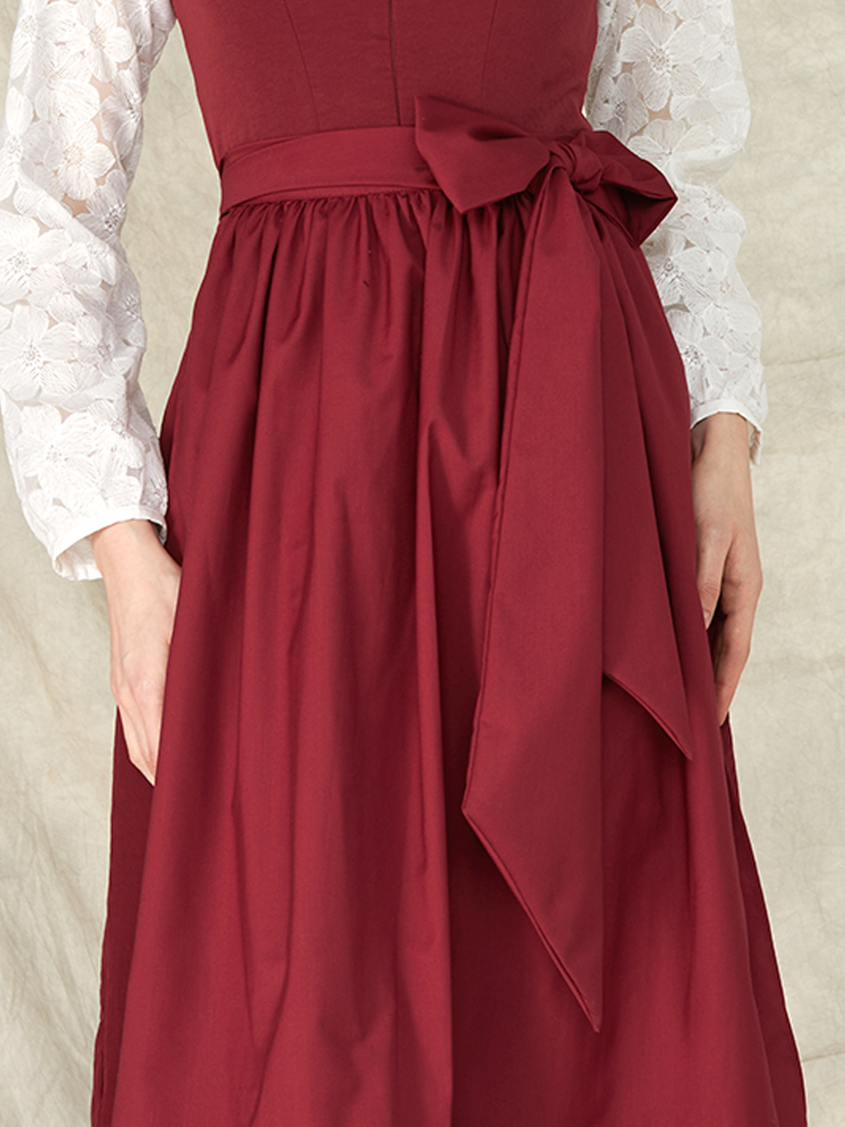 Geschlossene Dirndlbluse in Rot