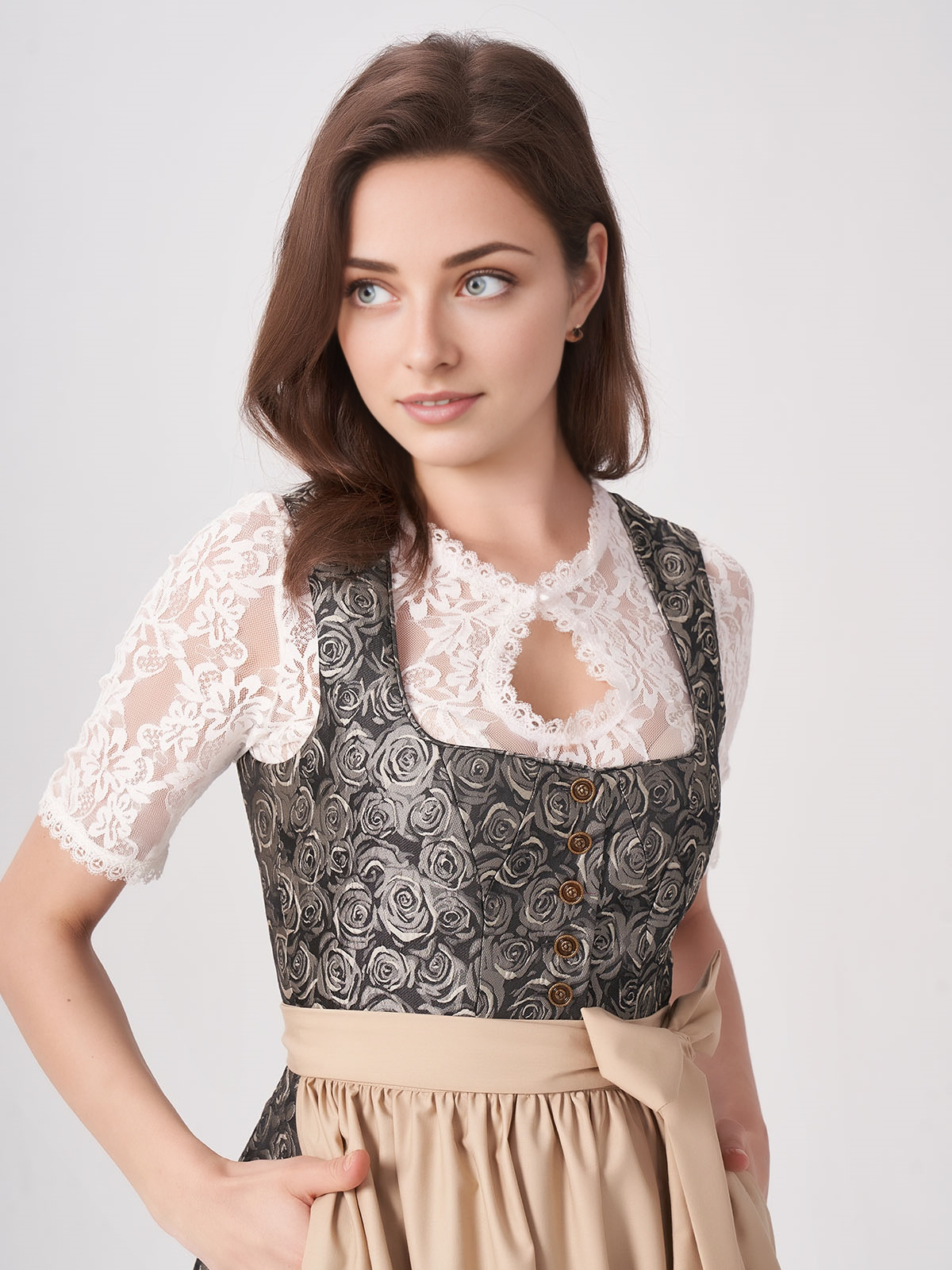 Dirndl in Gelb mit hochgeschlossener Bluse