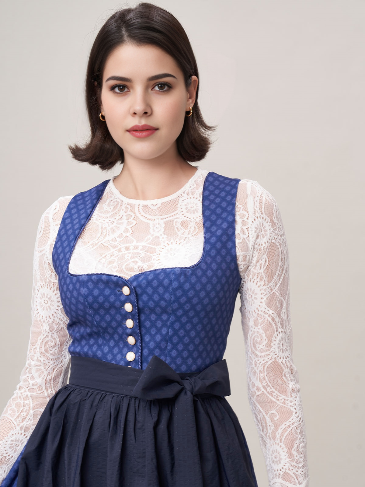Lila Dirndl mit eleganter Bluse