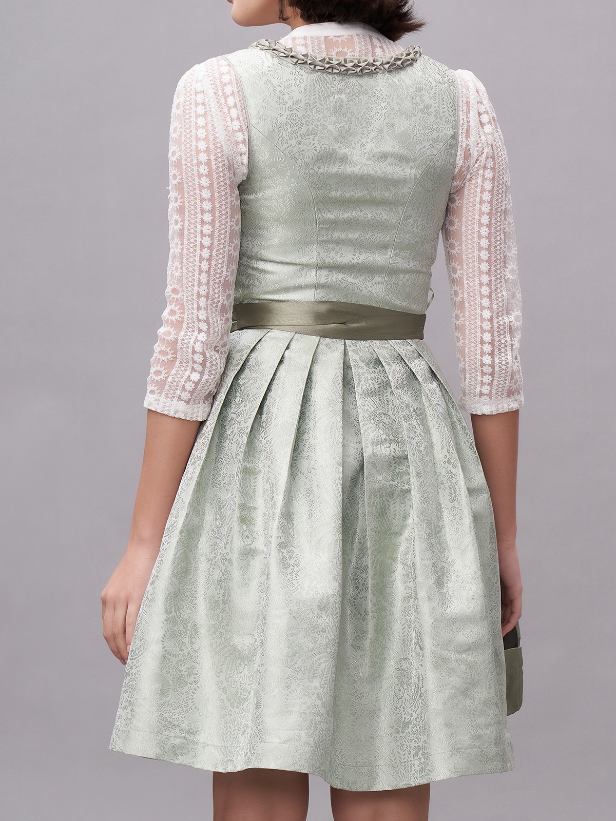 Modernes schwarzes Dirndl mit schlankem Schnitt