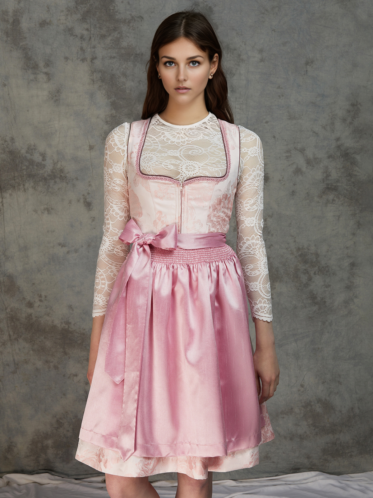 Ein modernes blaues Dirndl mit floralen Details