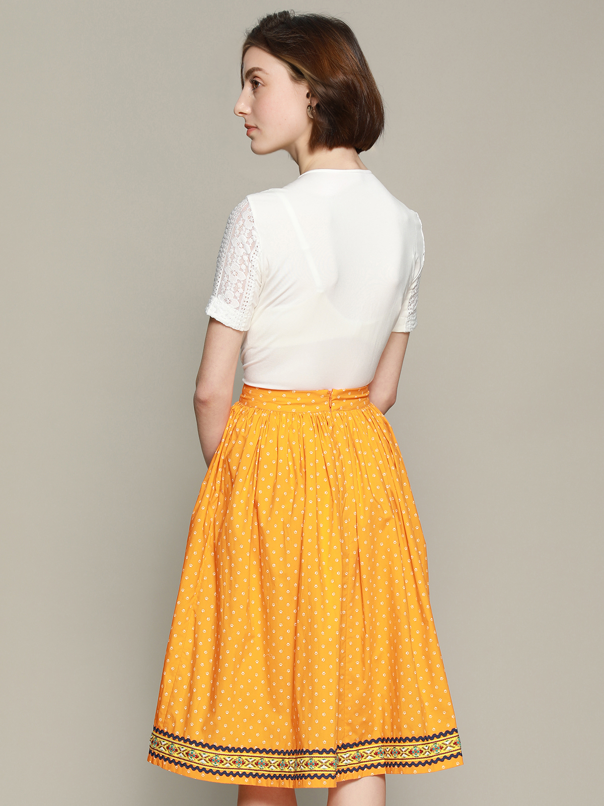 Dirndl in Salbeigrün Samt