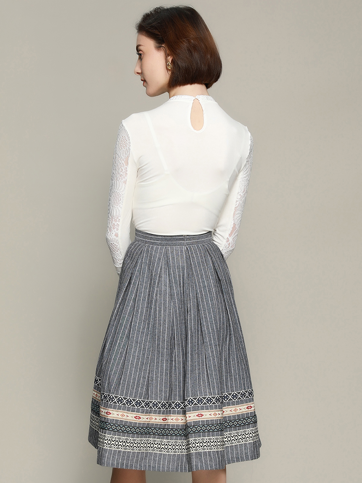 Modernes weißes Dirndl mit kurzen Ärmeln