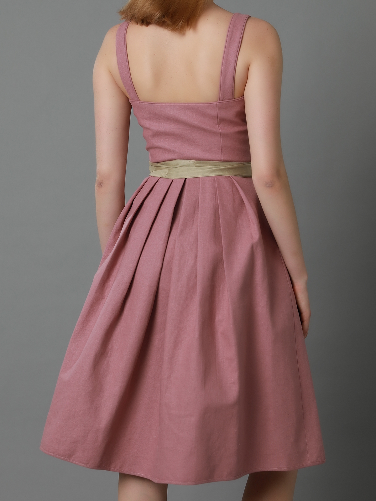 Blaues Dirndl mit rosa Schürze