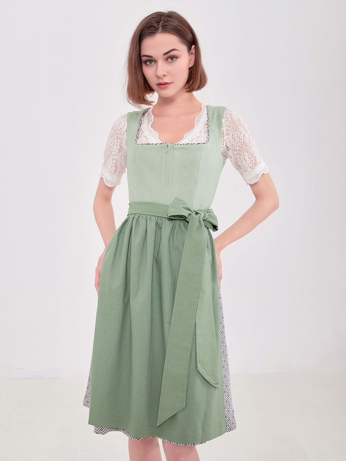 Ein grünes Dirndl mit traditionellem Ausschnitt