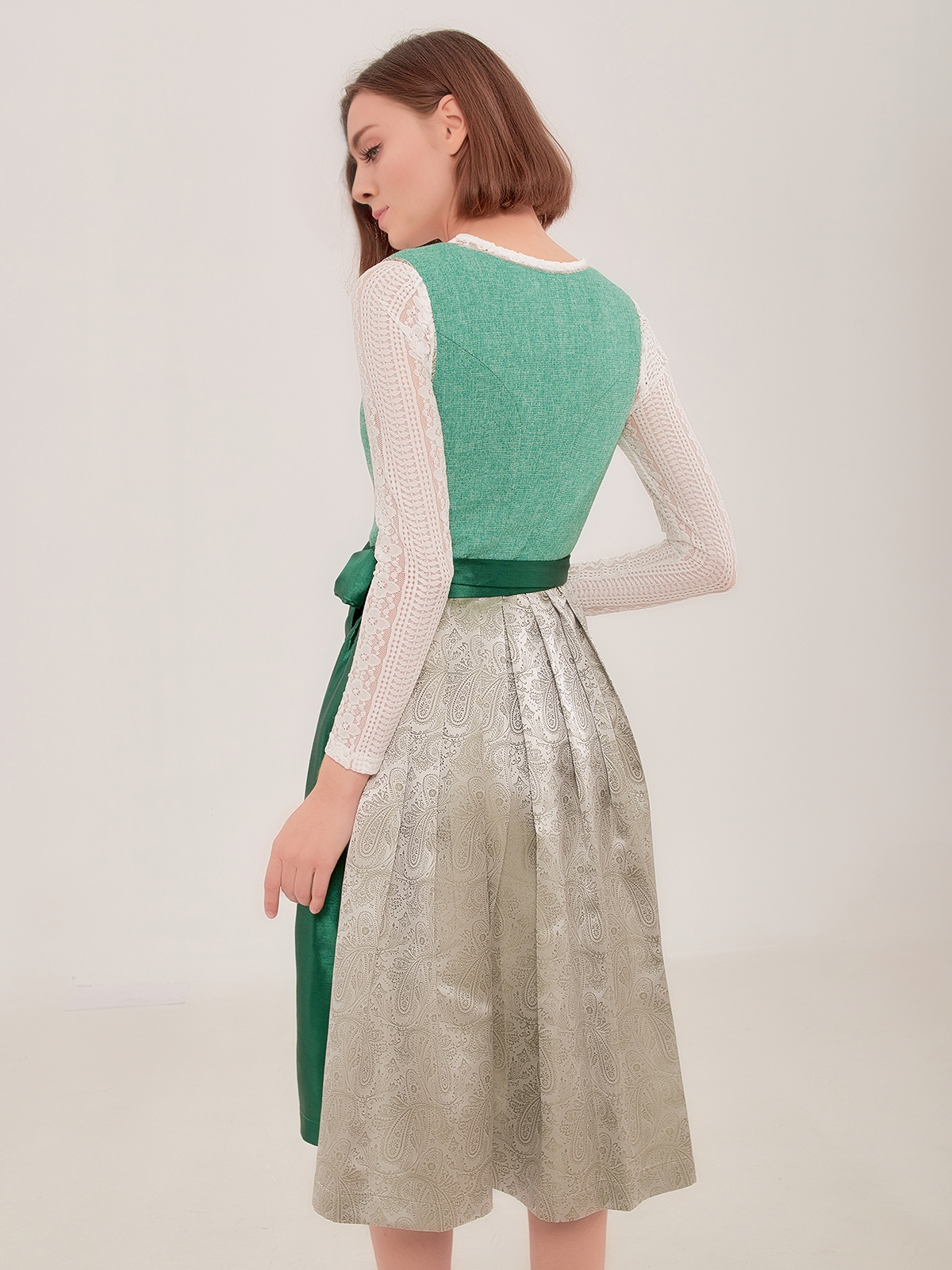 Dirndl in Blau mit außergewöhnlichem Schnitt