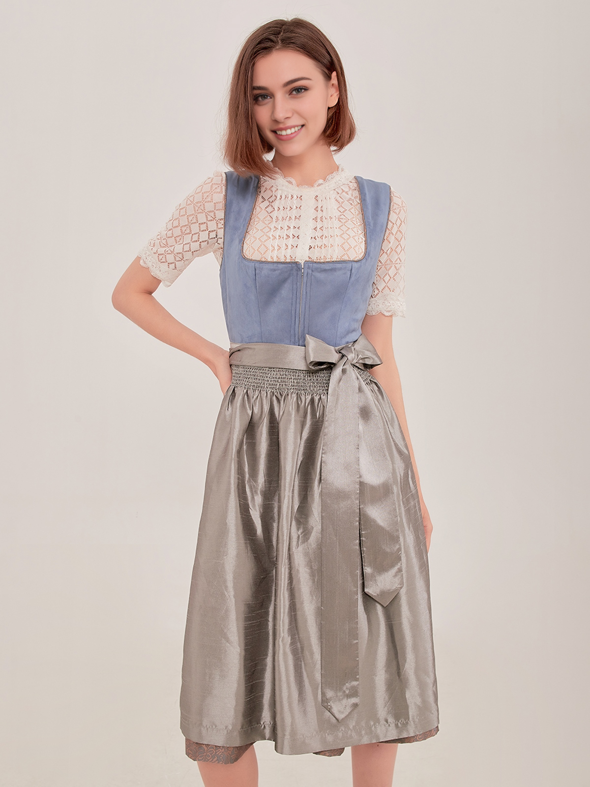 Dirndl in Blau mit modernem Schnitt
