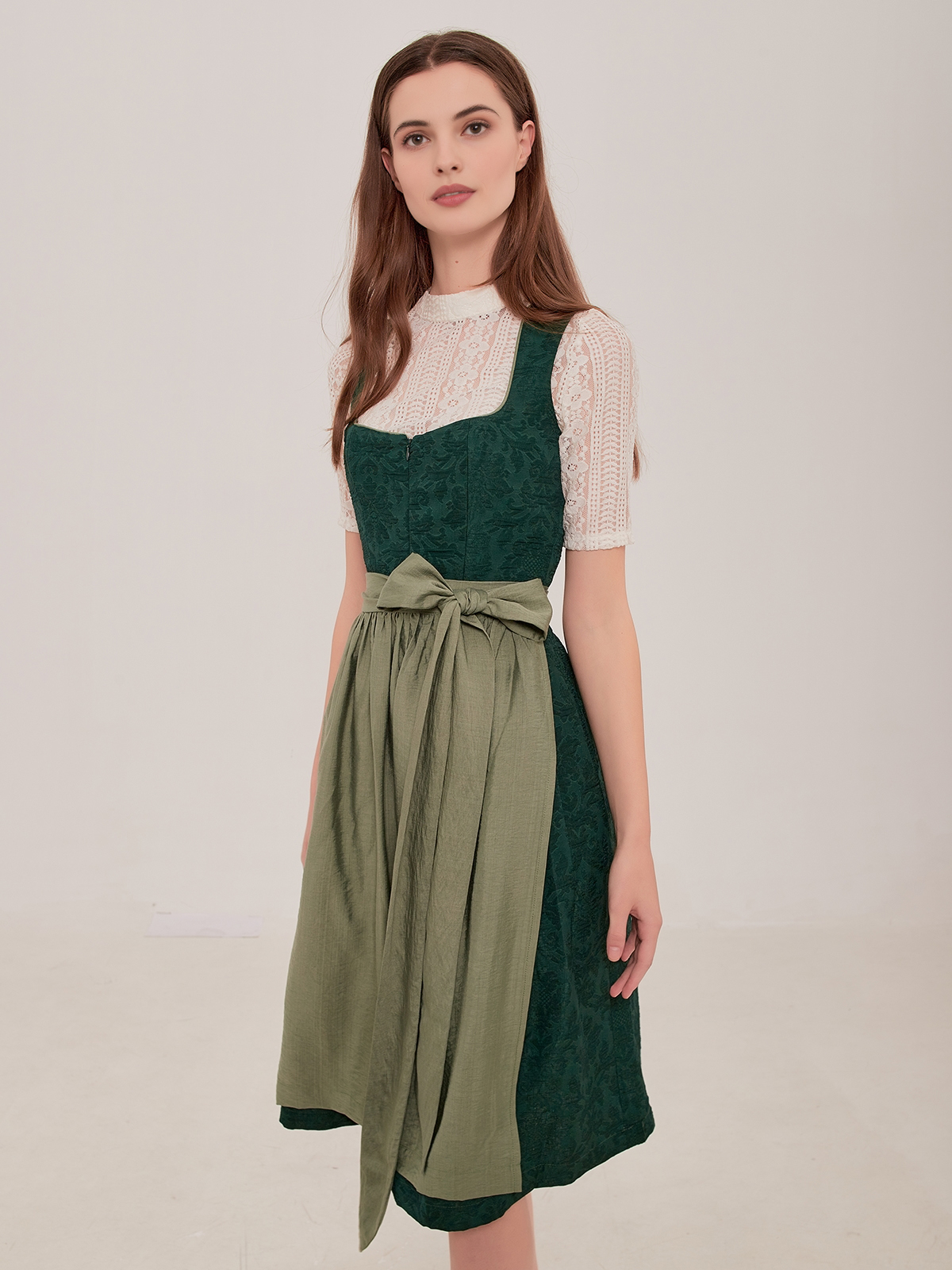 Oranges Dirndl mit traditioneller Schürze