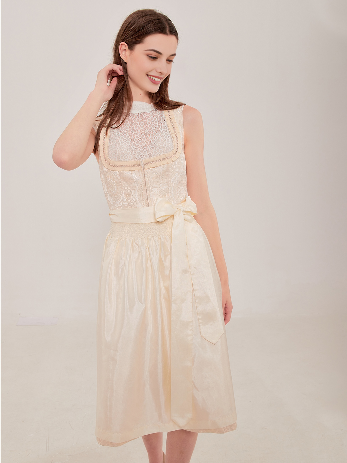 Moderne blaue Dirndl mit schlankem Schnitt