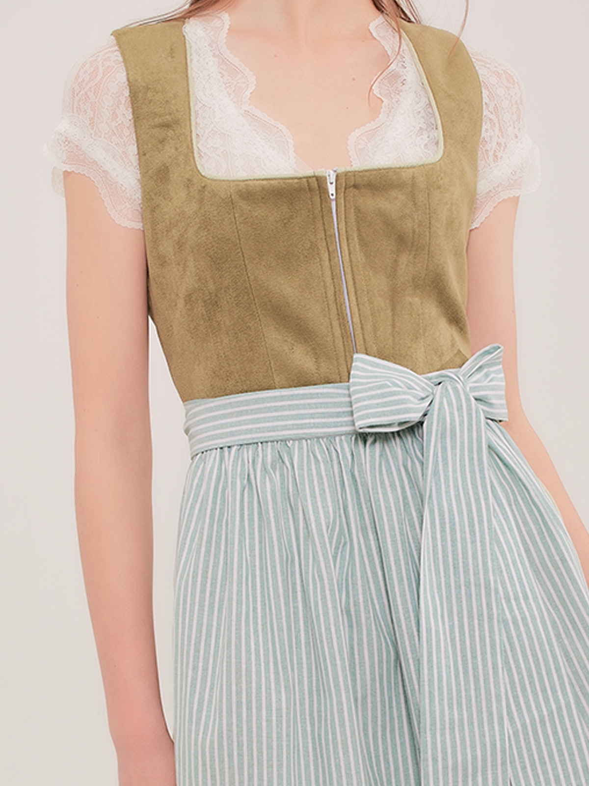 Modernes Dirndl in Schwarz-Grün