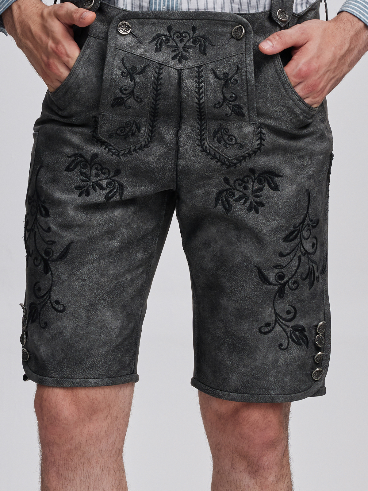 Ein elegantes graues Lederhosen-Outfit, das perfekt zu einem rosa Dirndl passt