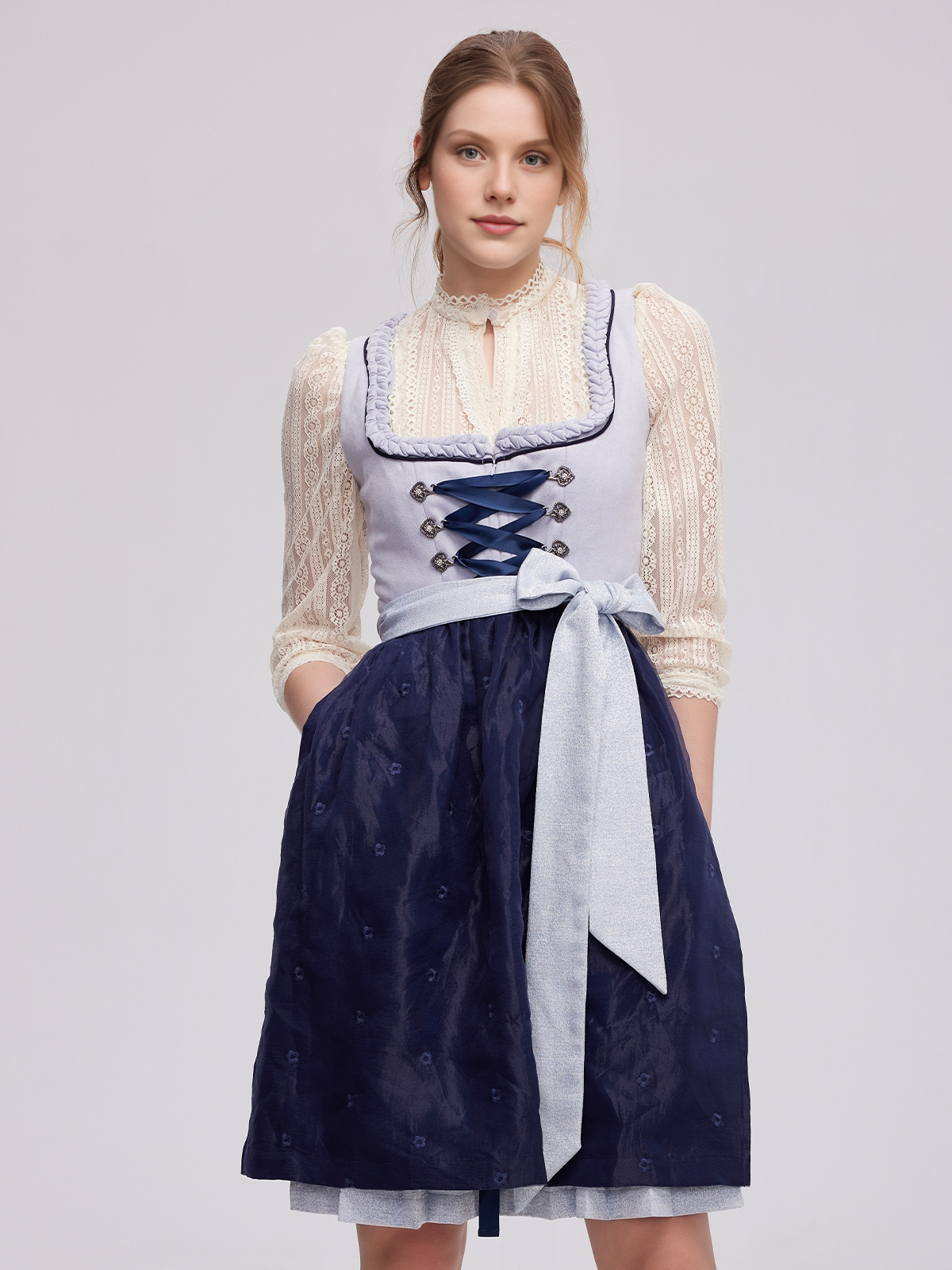 Blaues Samt Dirndl – Eleganz in tiefem Blau
