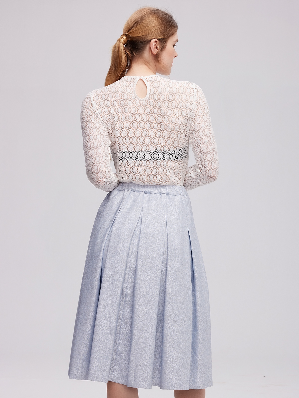 Dirndl Waldgrün mit moderner Frisur