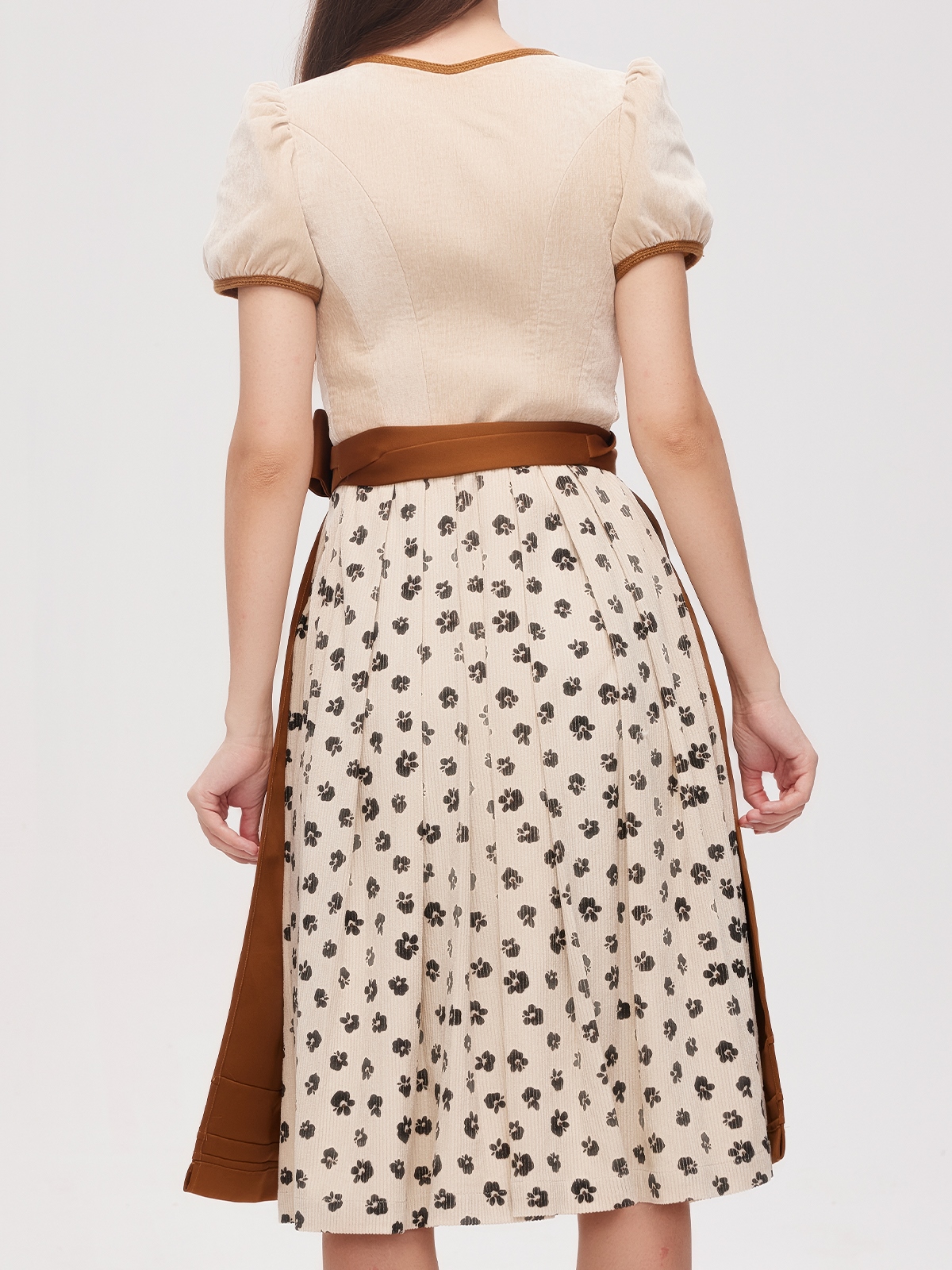 Modernes rotes Dirndl kurz