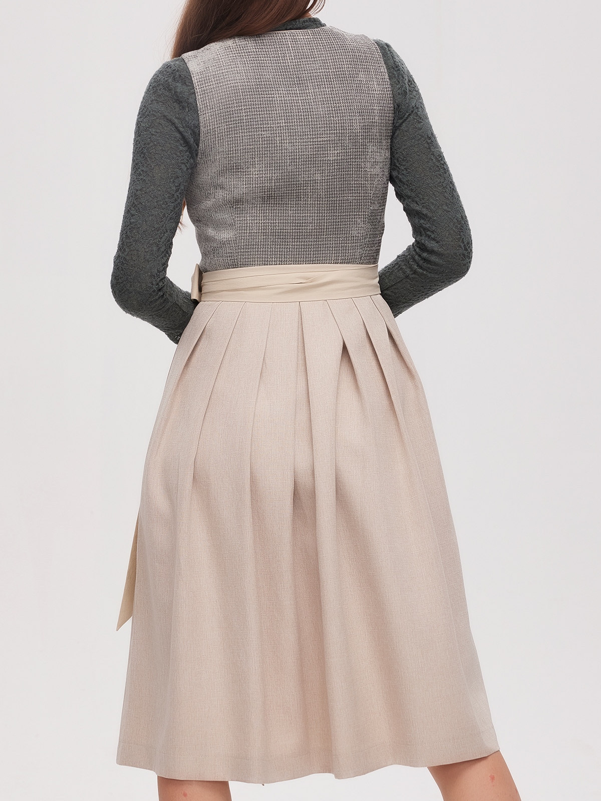 Modernes Dirndl in Grün mit eleganter Silhouette