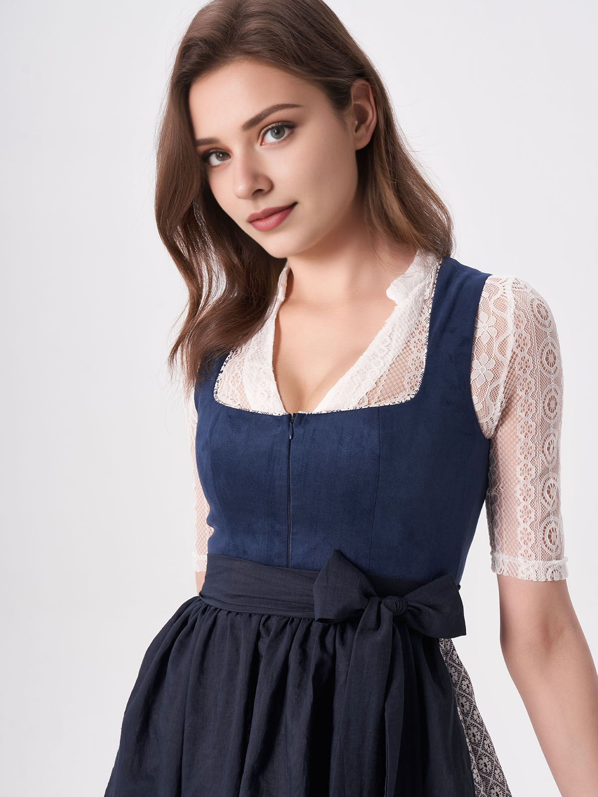 Modernes Dirndl in Blau mit floralen Details
