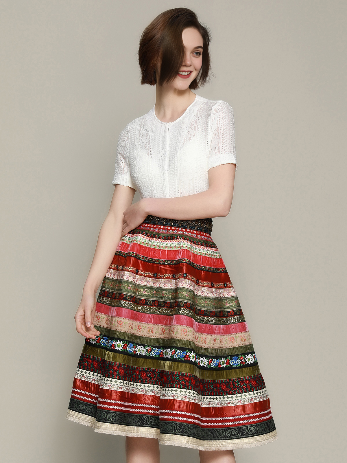 Dirndl in Mintgrün mit floralen Details