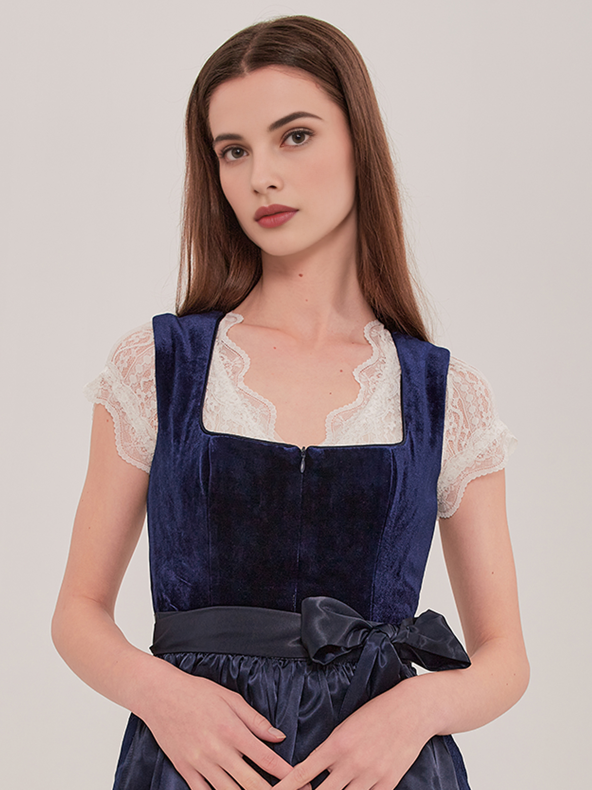 Dirndl in Blau mit eleganter Bluse