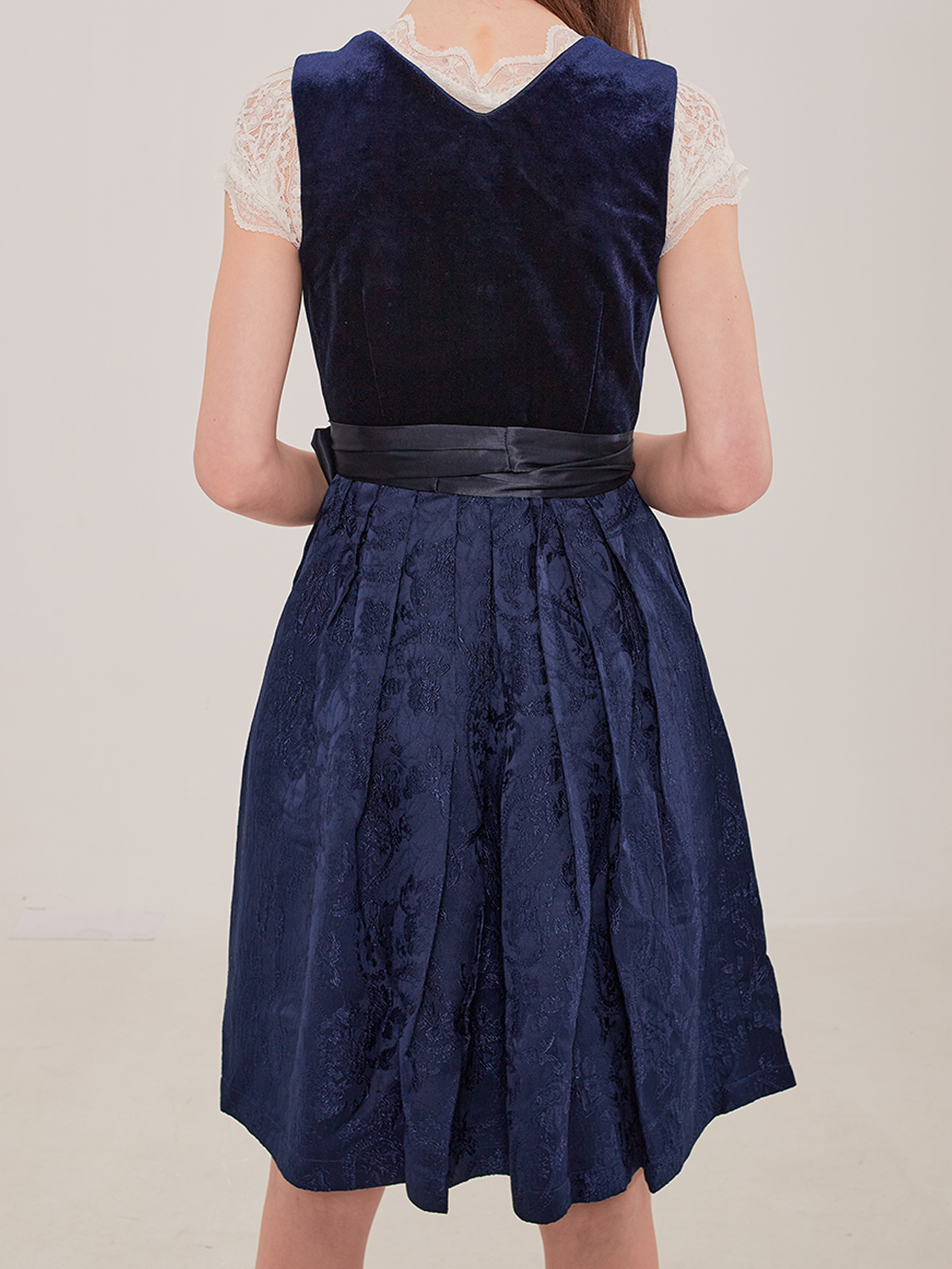Dirndlbluse Langarm in eleganter Blautönen