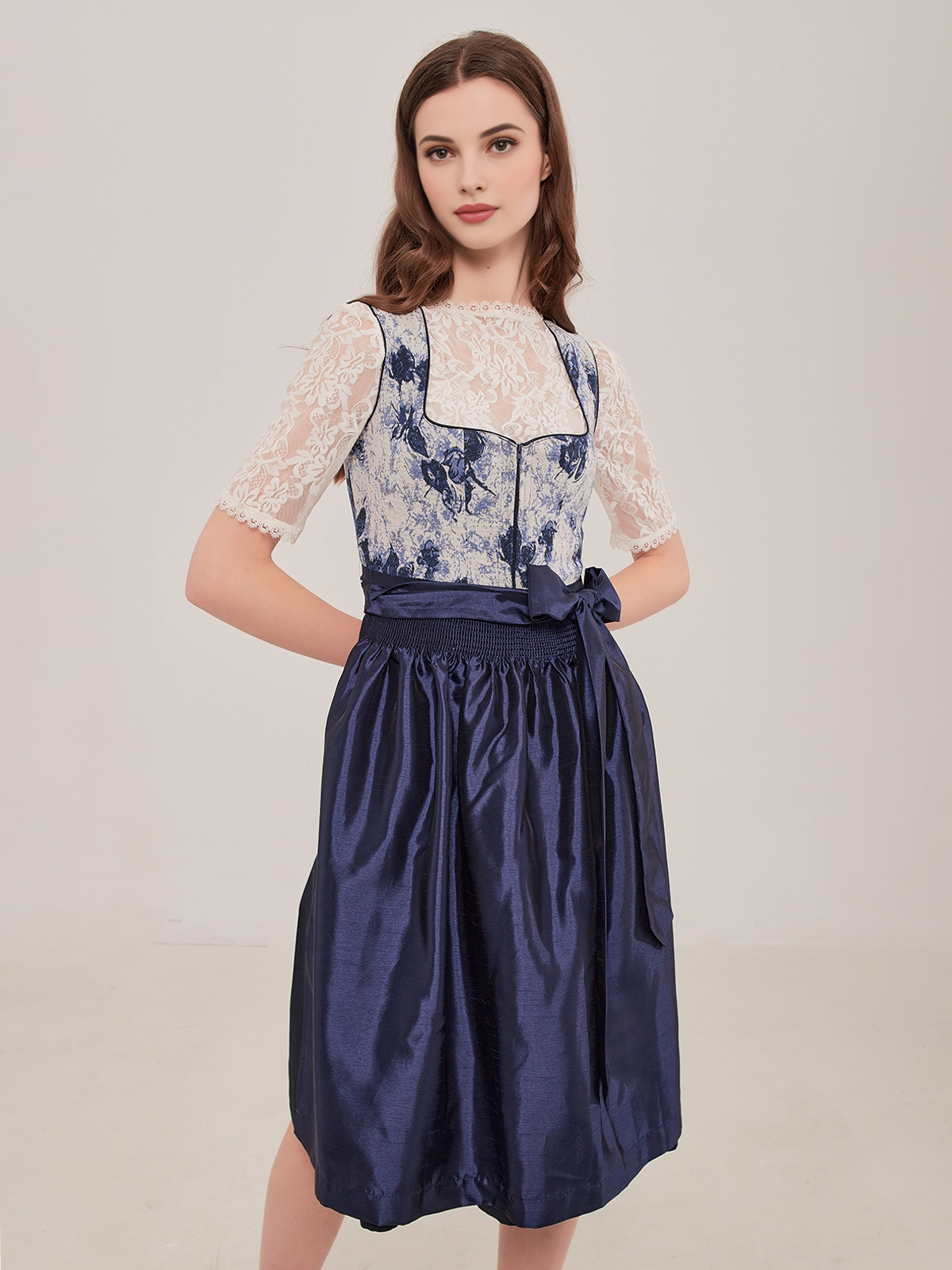 Dirndl mit großem Ausschnitt in Blau
