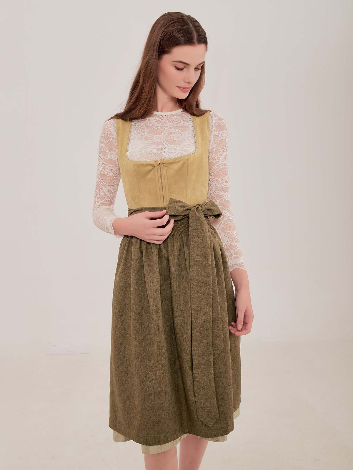 Dirndl in Grün mit kurzer Bluse