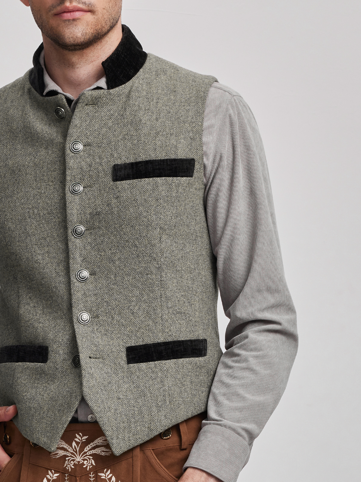 Dirndlbluse weiß langarm in Grau