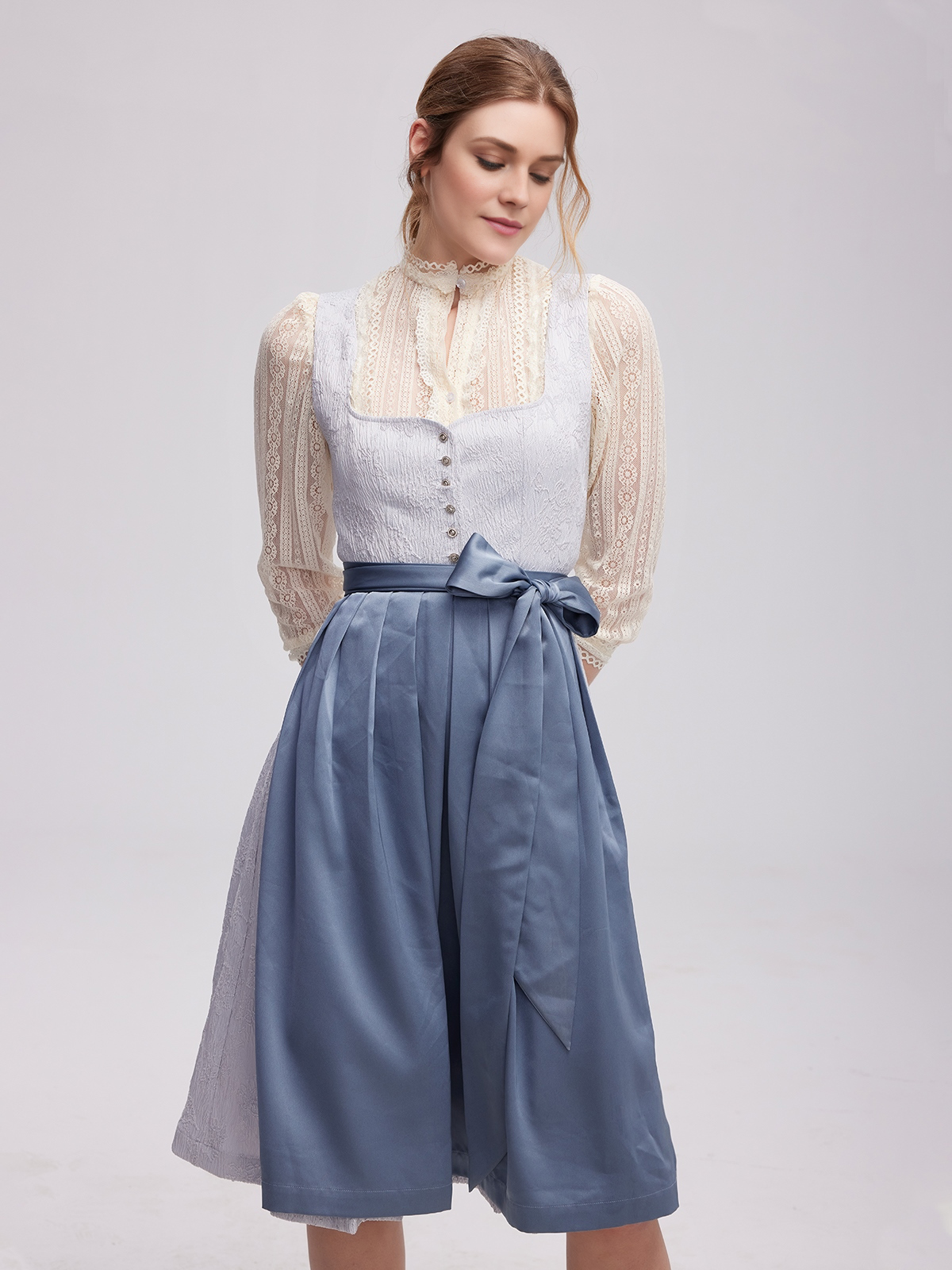 Modernes Dirndl in Blau mit floralen Akzenten