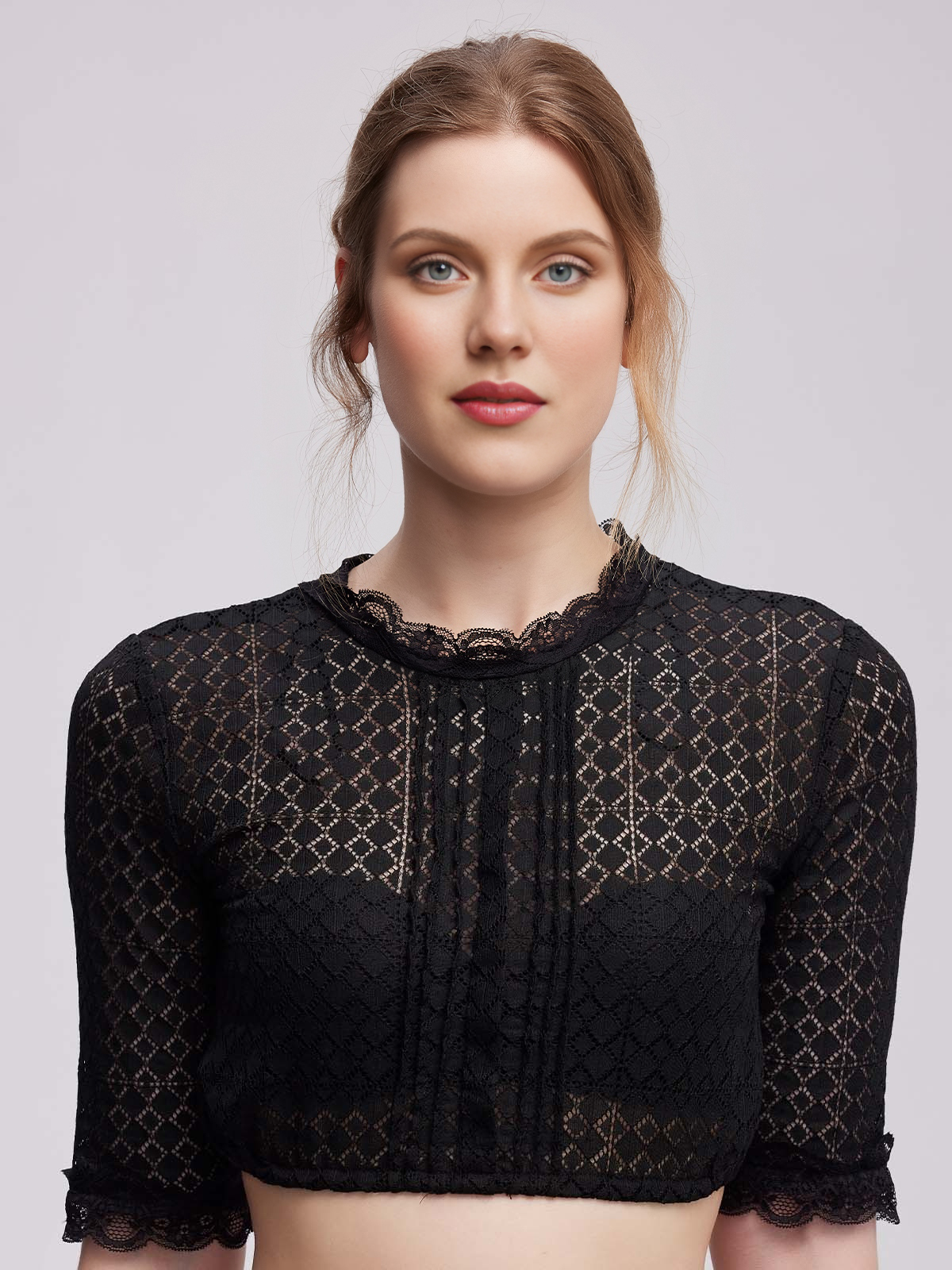 Modernes Dirndl mit schwarzer Bluse – elegant und alltagstauglich