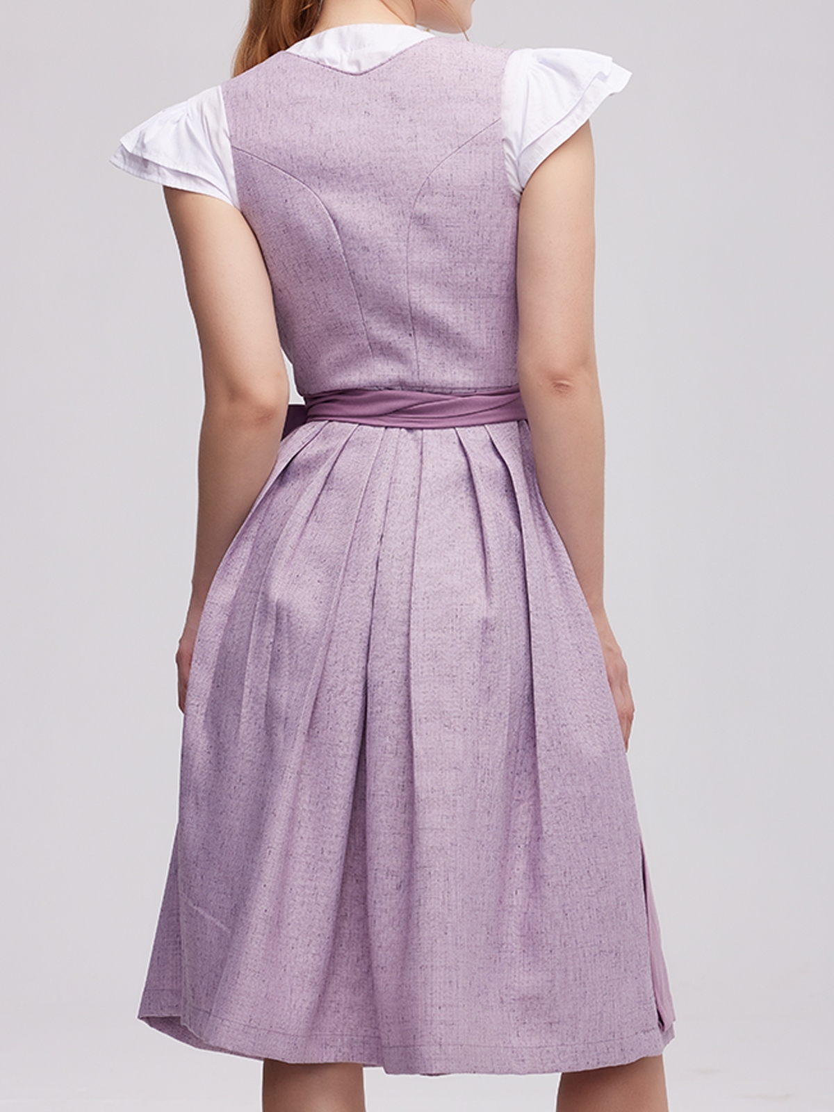 Modernes lila Dirndl mit floralen Details