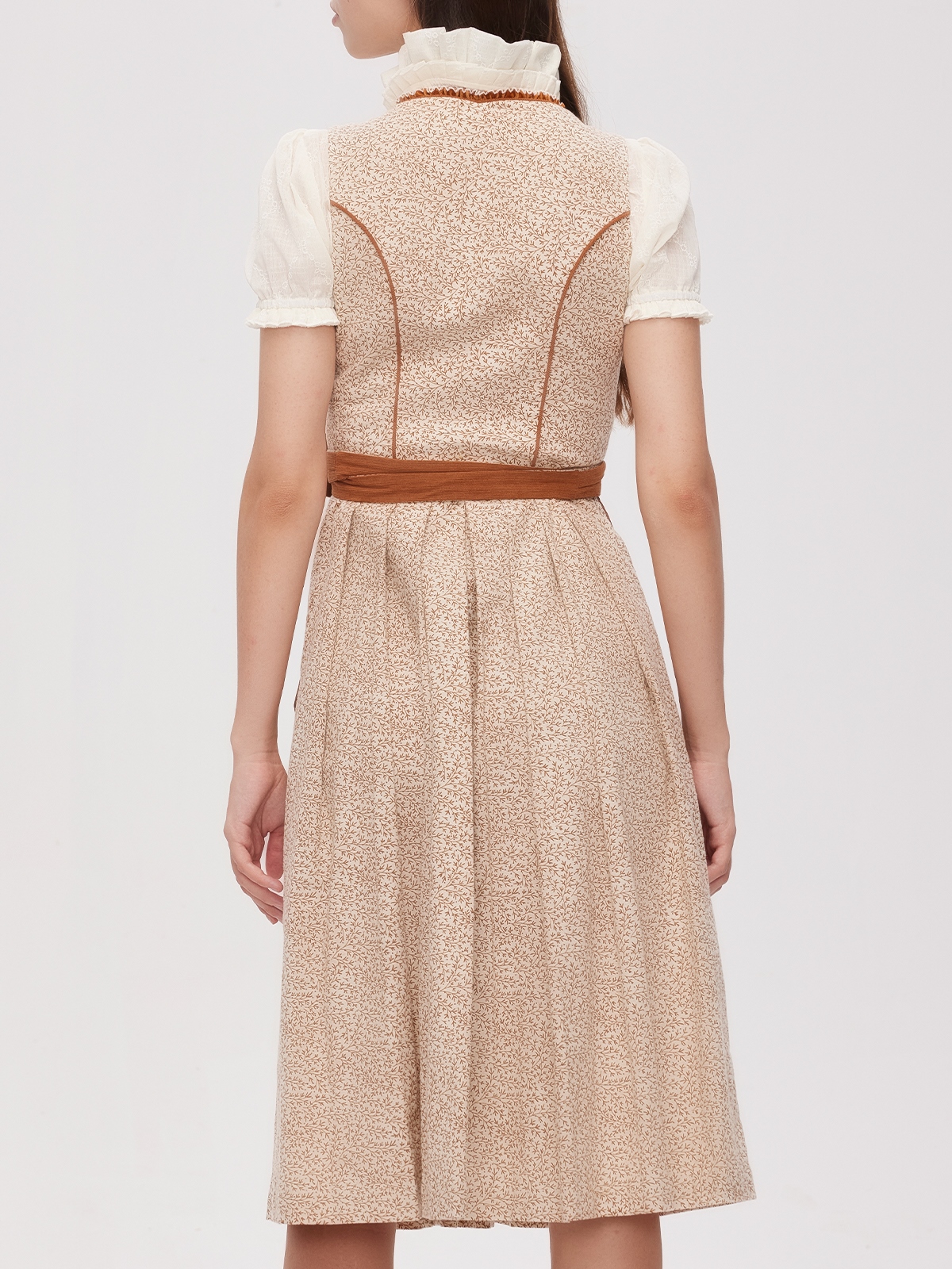 Modernes braunes Dirndl mit femininem Schnitt