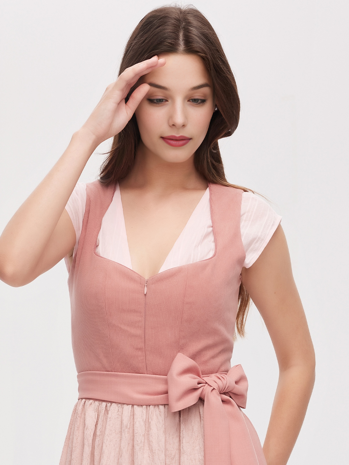 Modernes Dirndl in Rosa – perfekt für den urbanen Look
