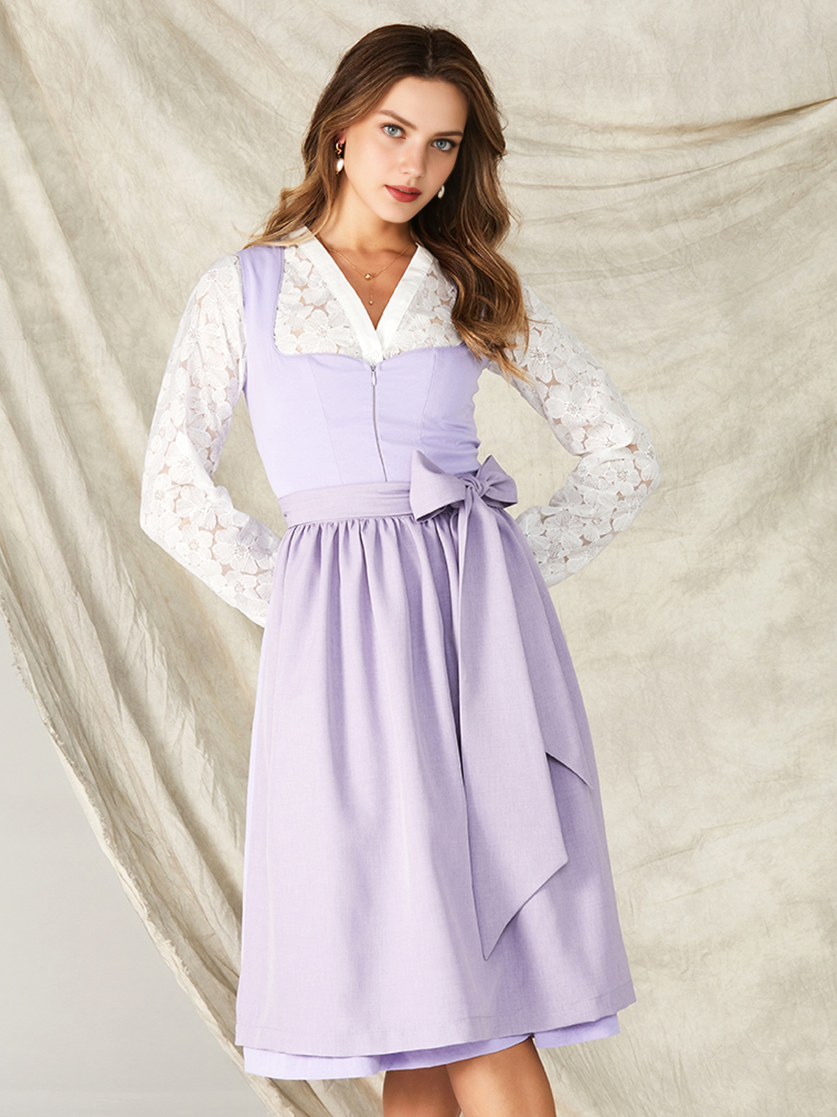 Ein modernes lila Dirndl mit schwarzen Akzenten – perfekt für festliche Anlässe.