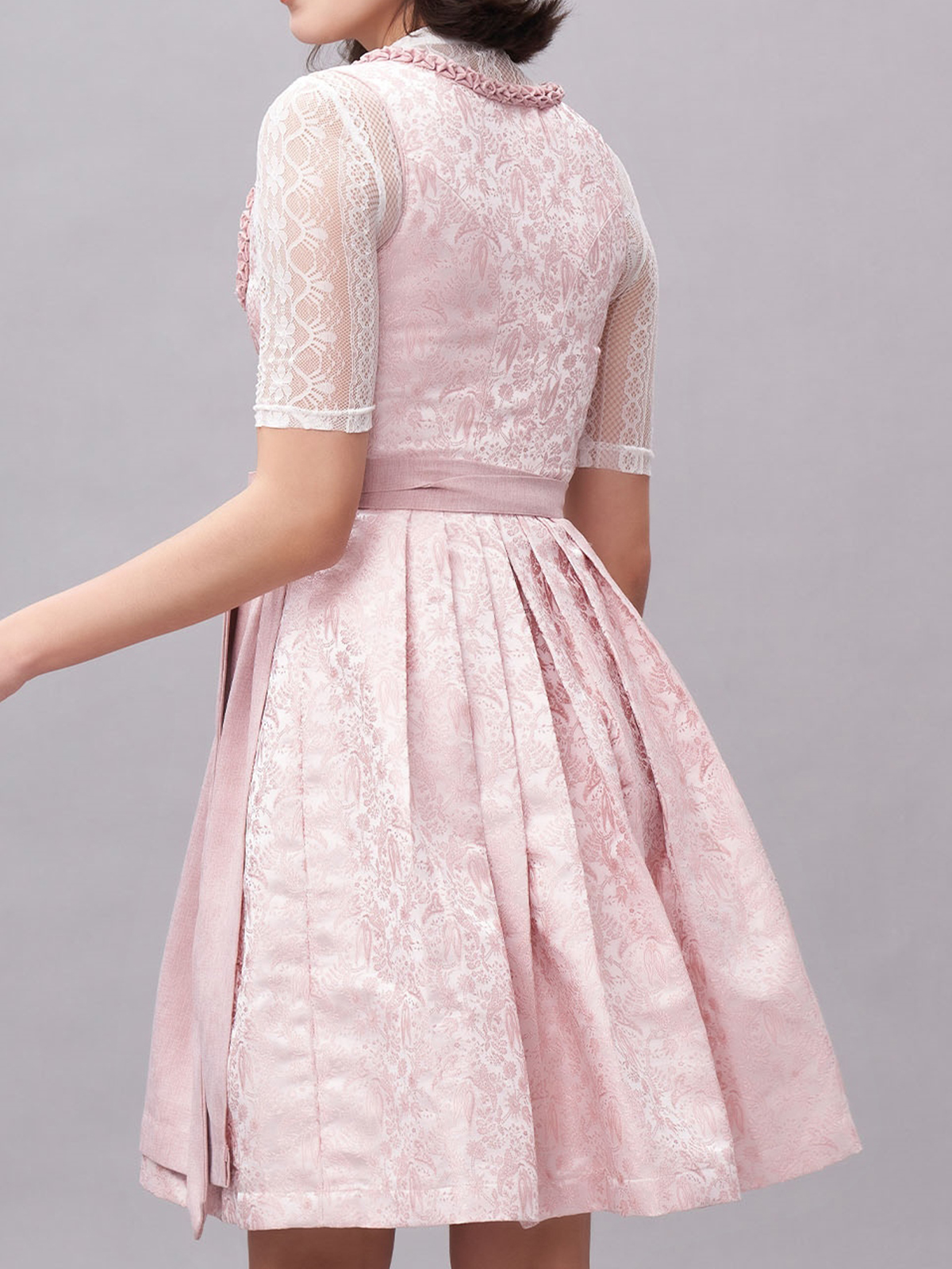 Dirndl in Rosa – Eleganz und Tradition vereint