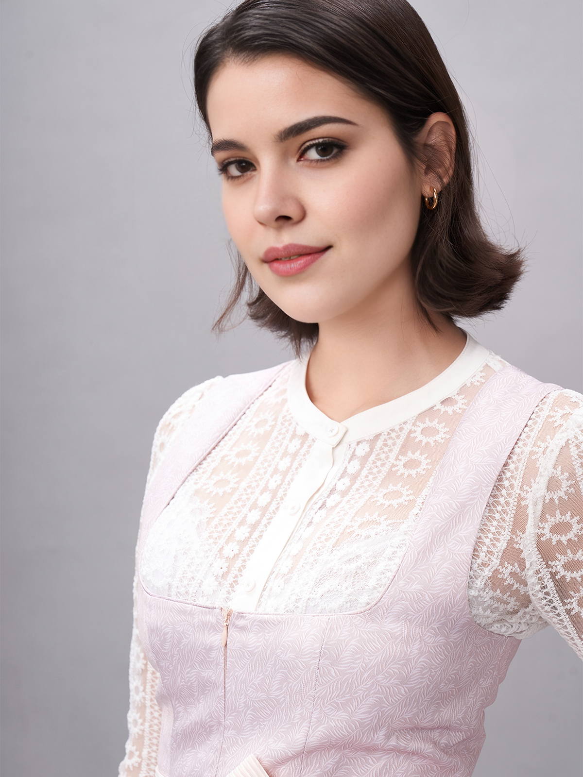 Dirndl in Rosa mit dekorativen Details