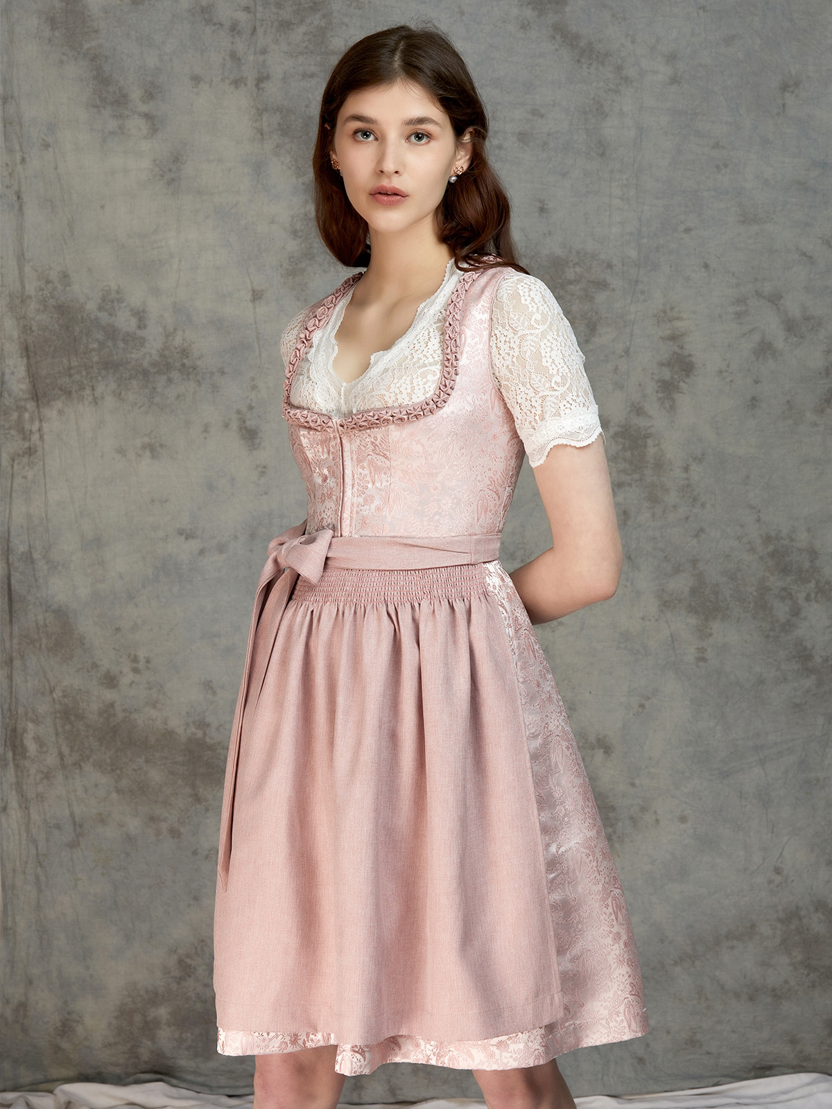 Dirndl in samtigem Hellblau