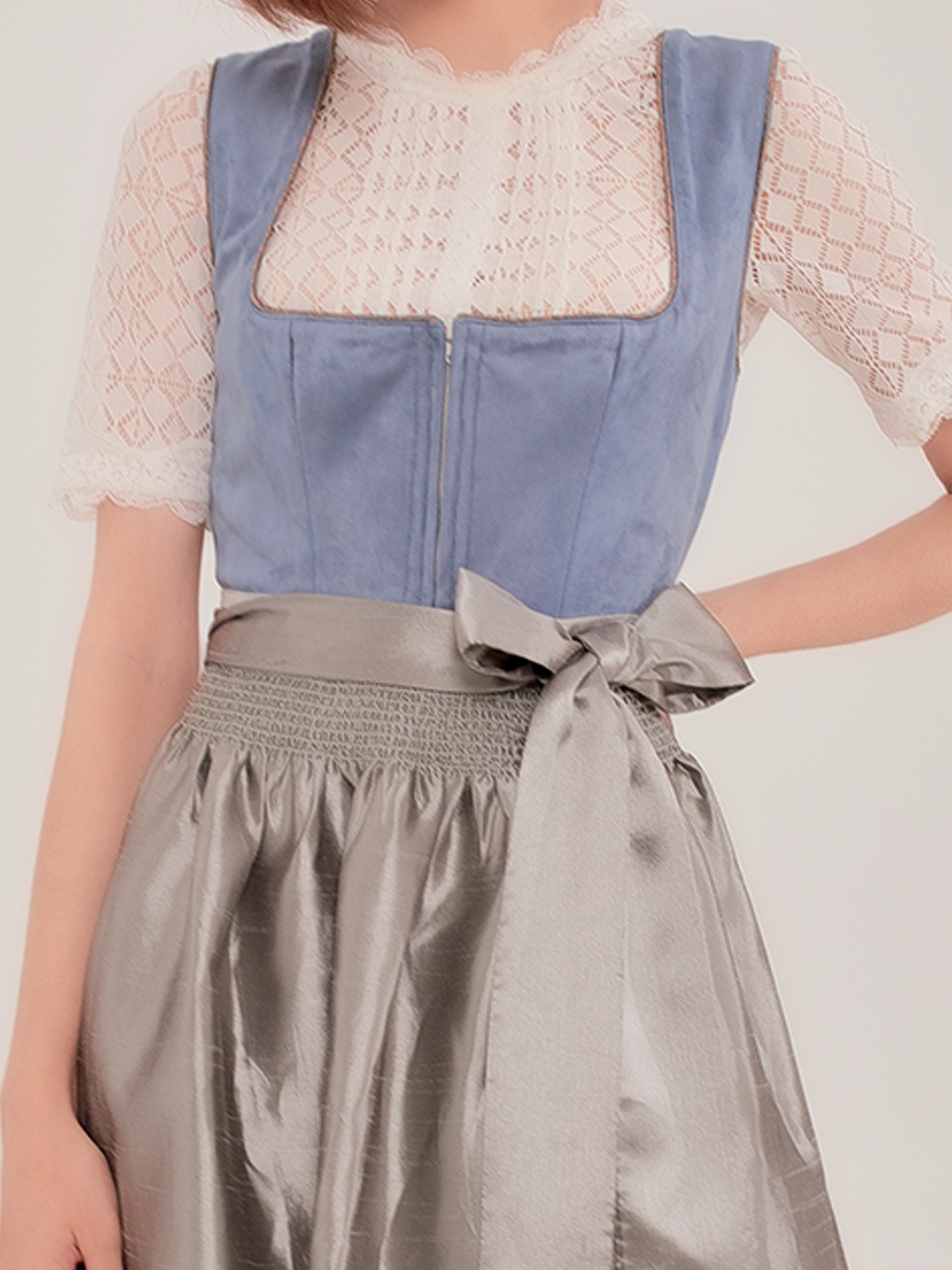 Dirndlbluse hellblau mit floralen Details