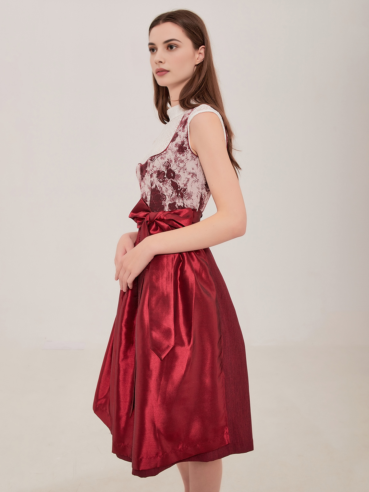 Ein grünes Dirndl mit floralen Details