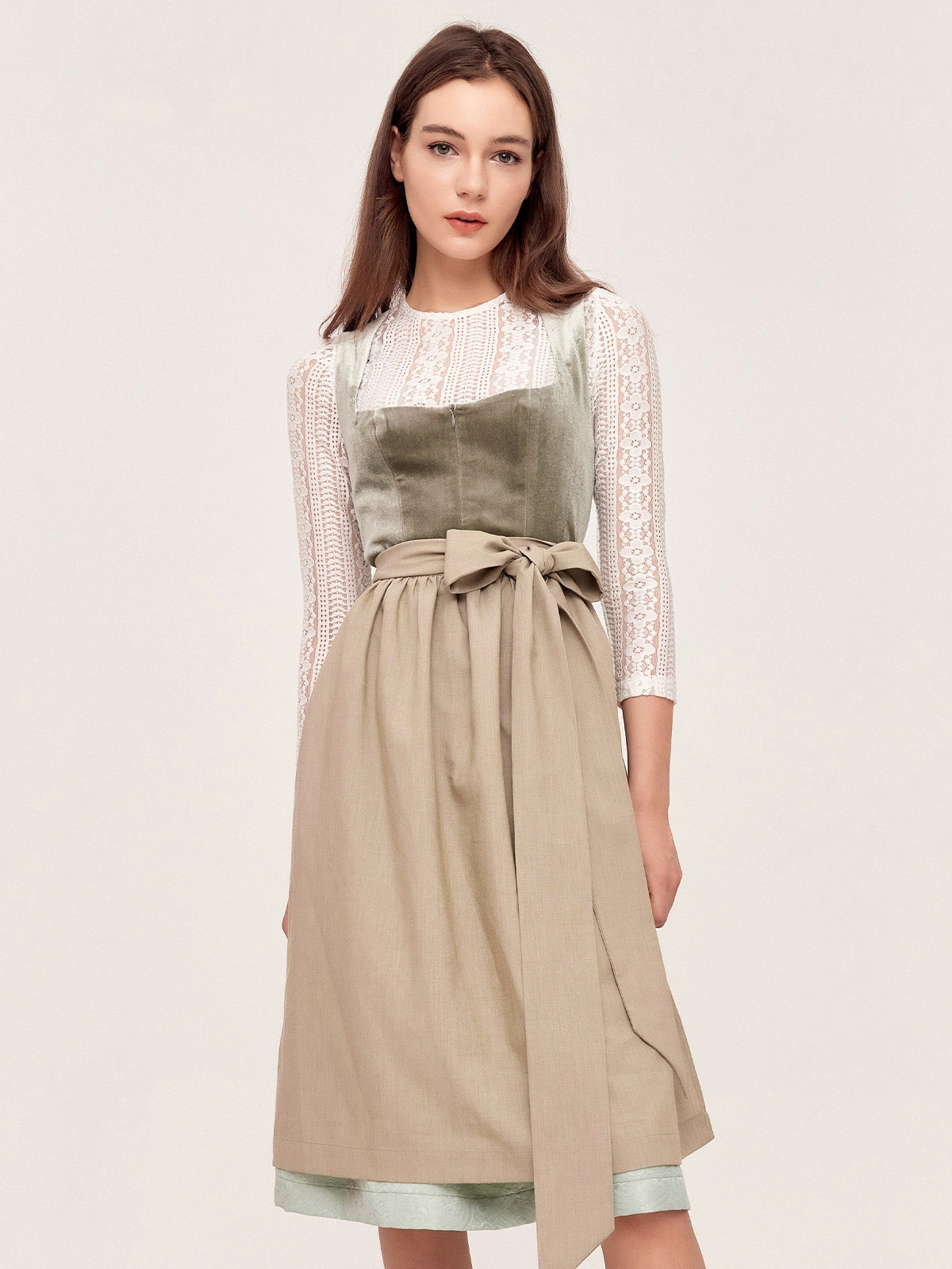 Grünes Dirndl Damen mit floralen Details