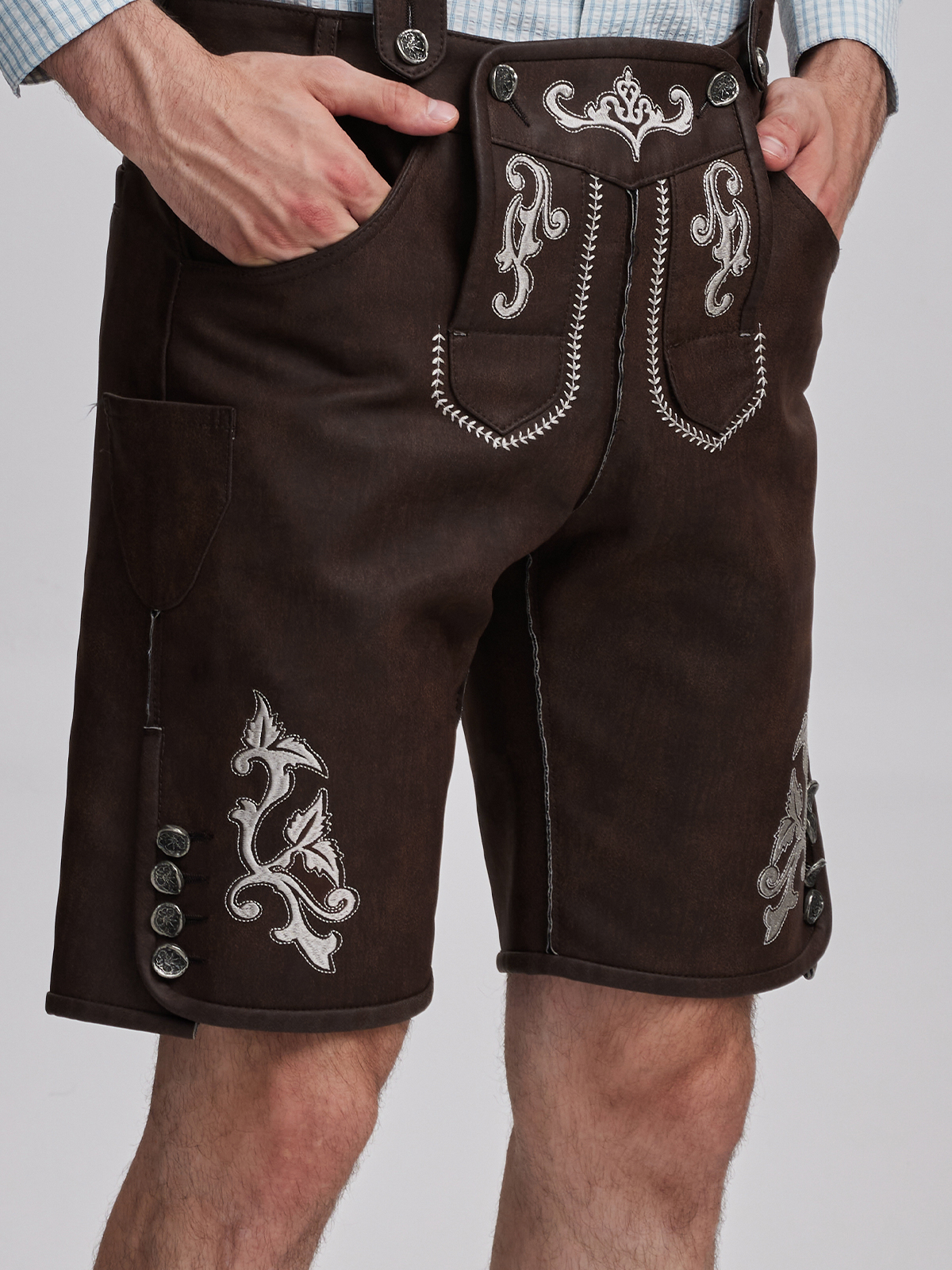 Traditionelles grünes Dirndl mit Lederschürze