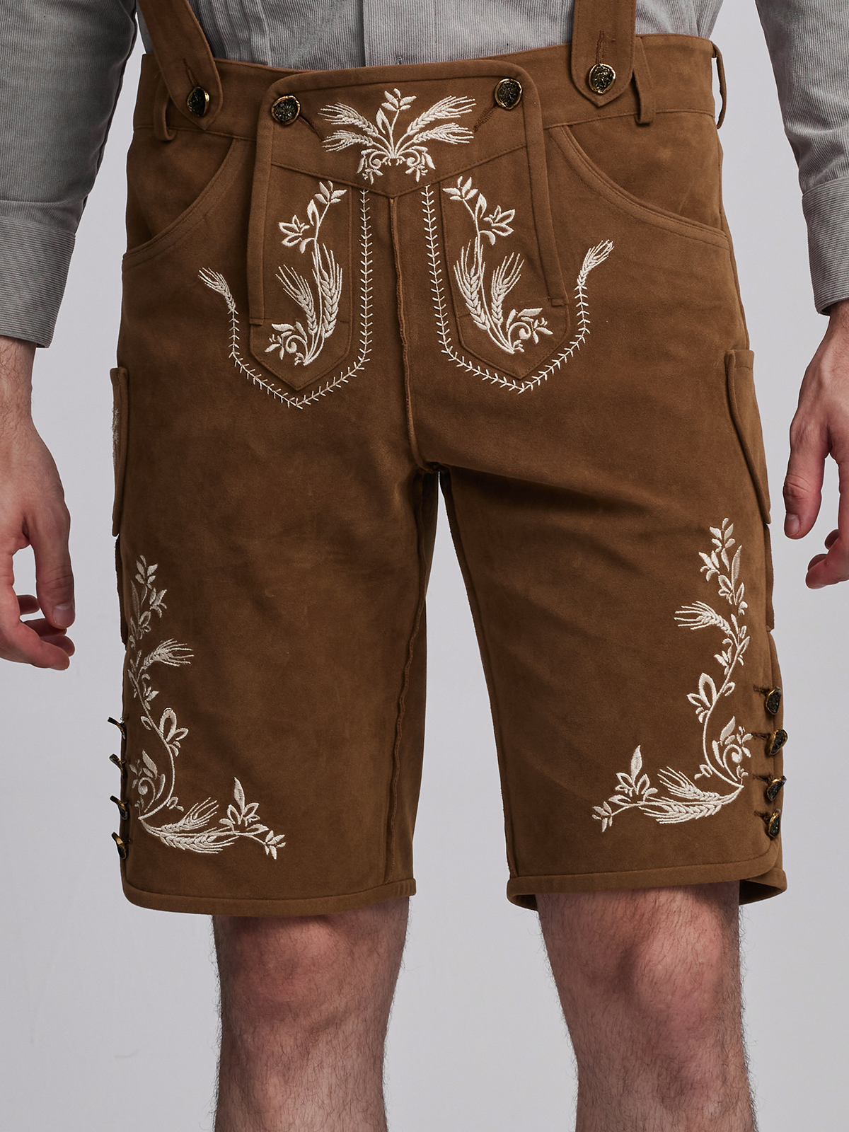 Dirndl in Braun mit traditioneller Verarbeitung