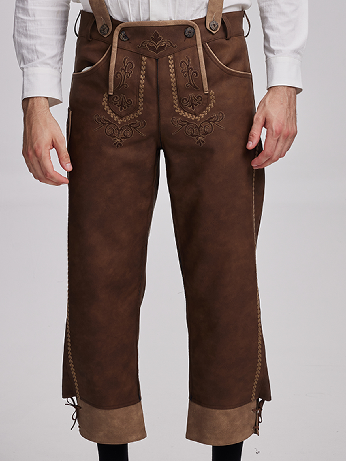Traditionelles Dirndl in Braun mit Lederhose
