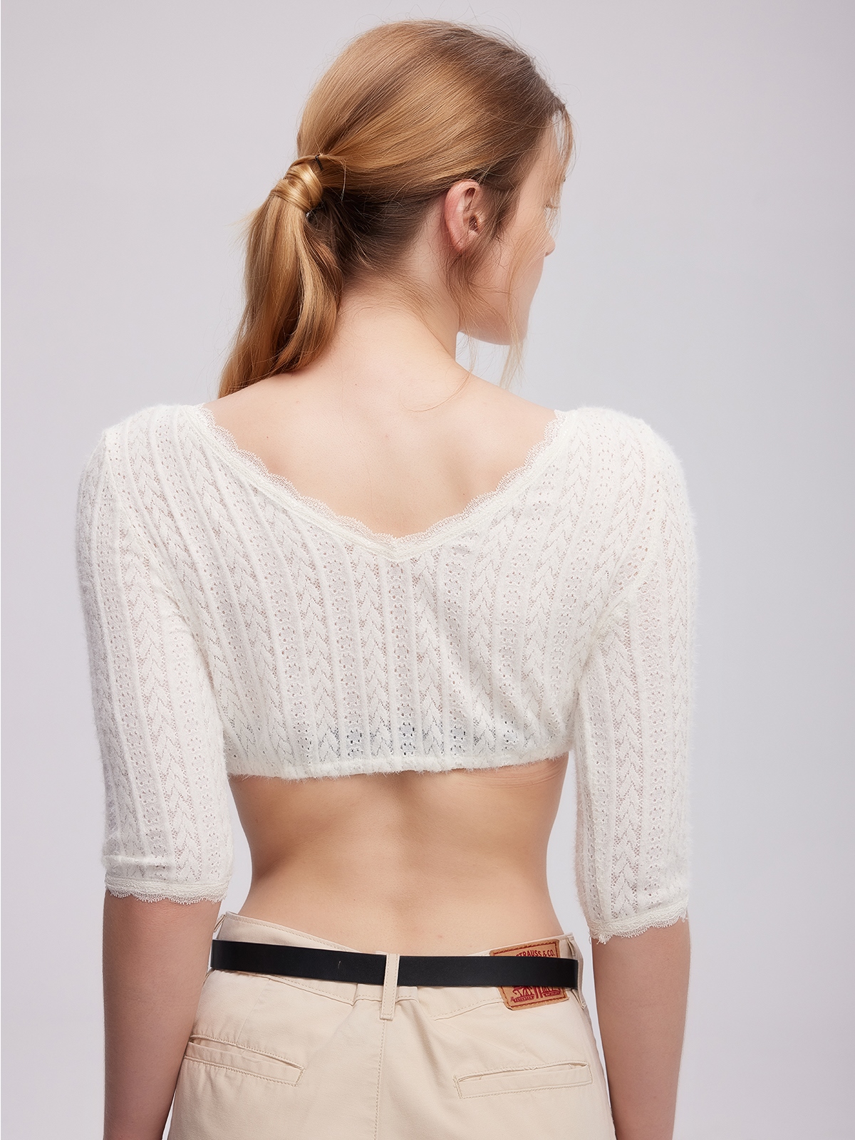 Dirndlbluse mit V-Ausschnitt und Spitze