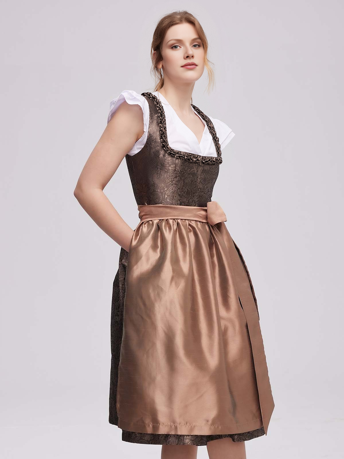Ein modernes Dirndl in Braun mit traditionellen Elementen