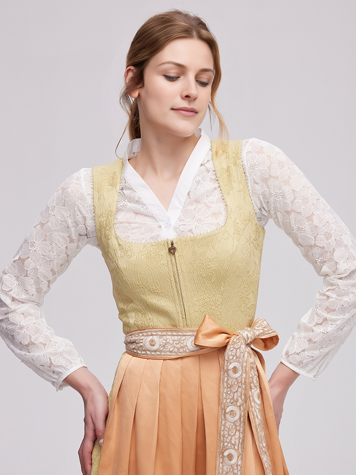 Ein strahlend gelbes Jamei Dirndl, das Eleganz und Lebensfreude ausstrahlt