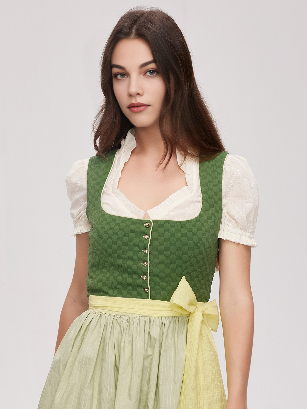 Dirndlbluse in Grün – romantisch & modern