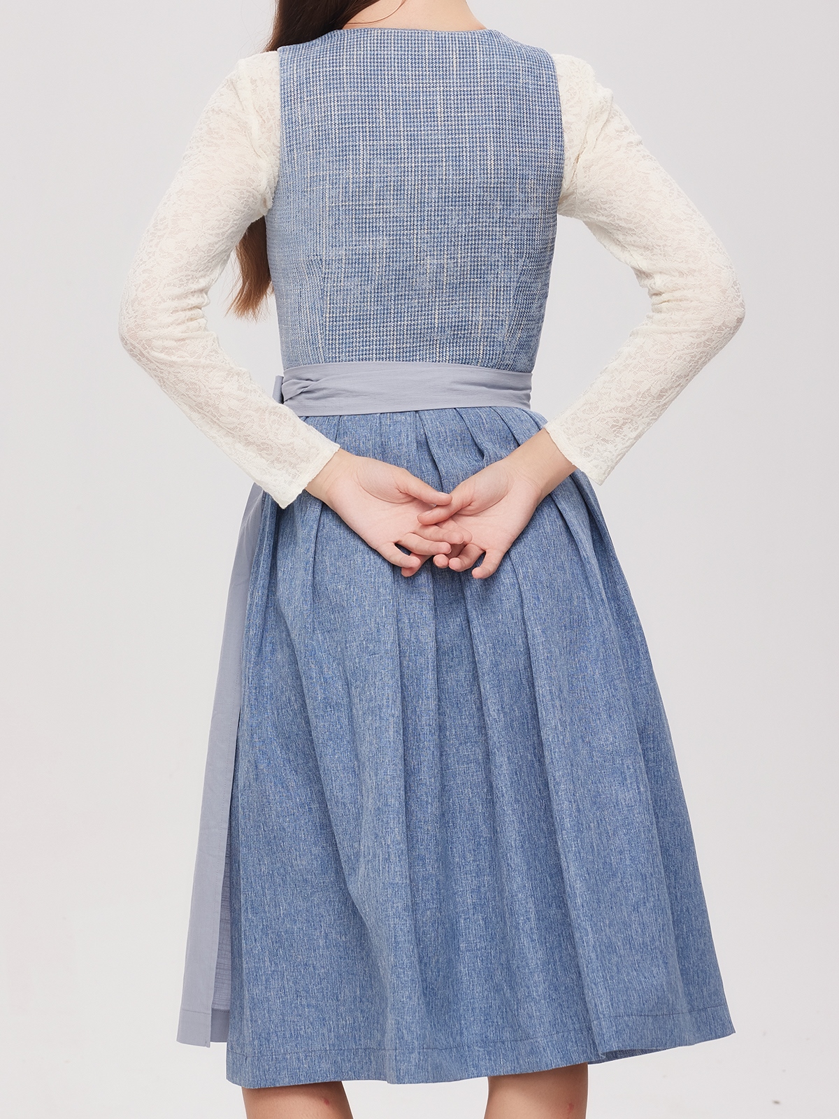 Dirndlbluse langarm weiß in eleganter Kombination
