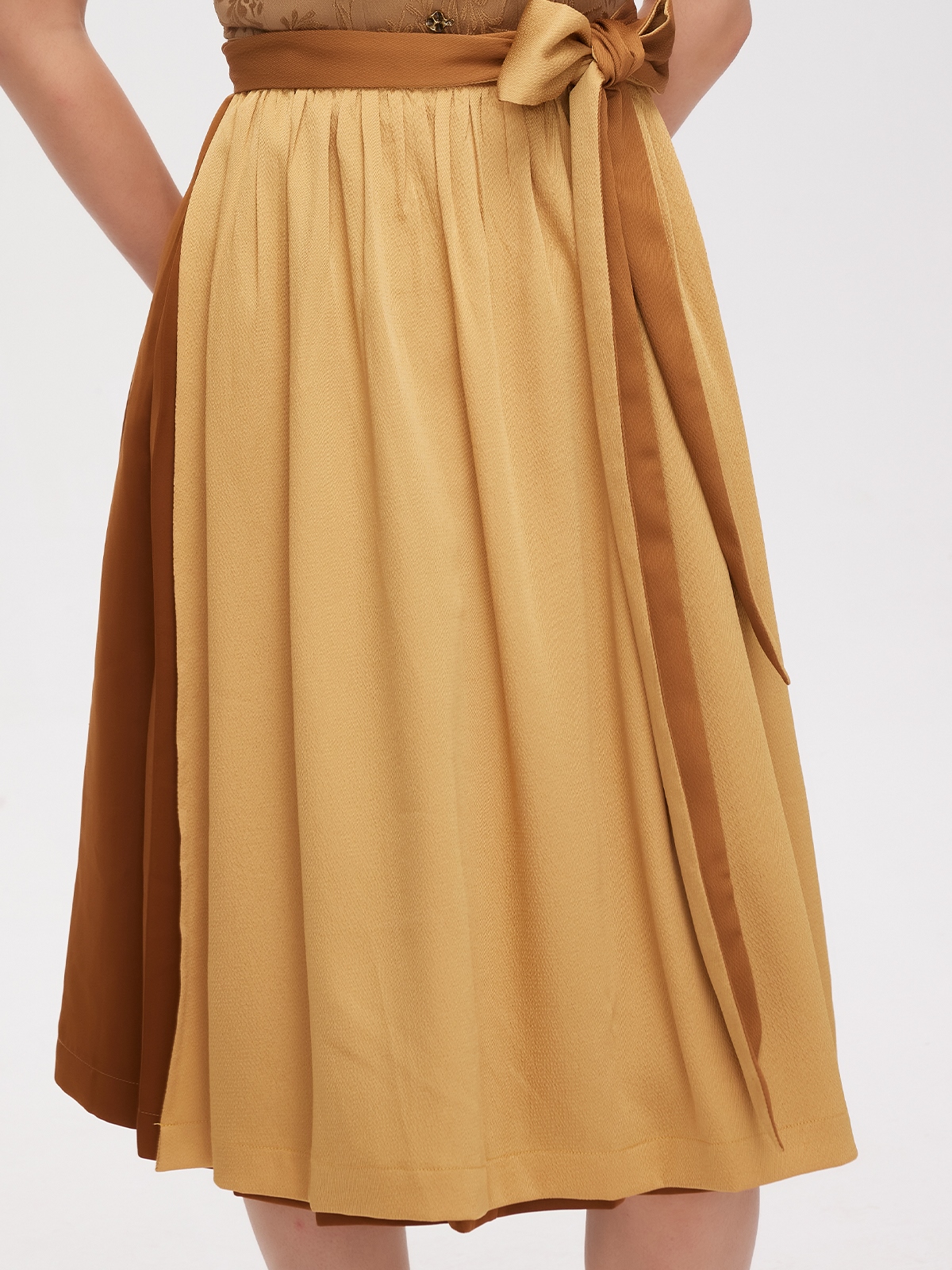 Dirndl in Gelb mit schwarzer Bluse