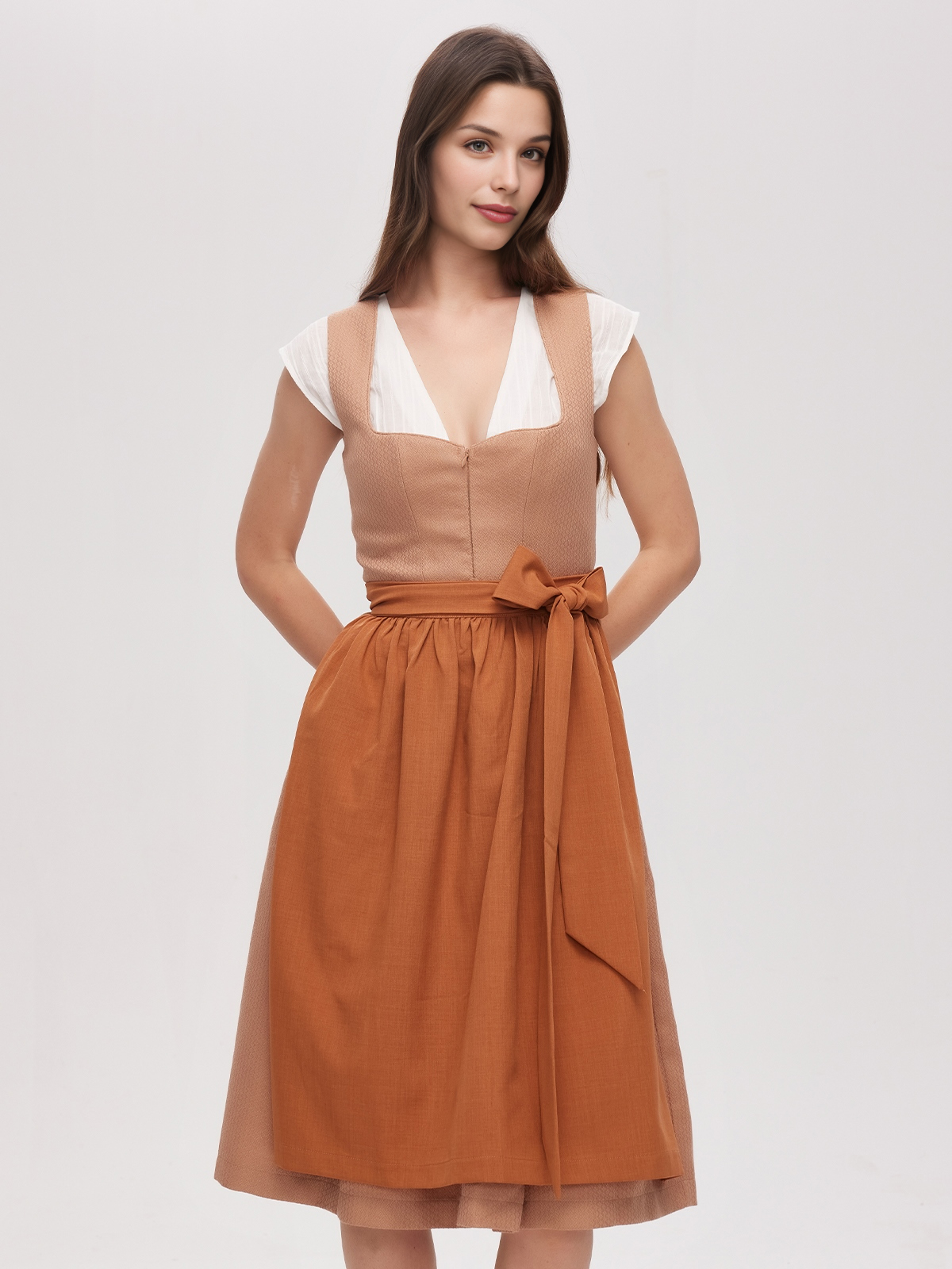 Ein atemberaubender brauner Ehreer Dirndl mit traditioneller Stickerei